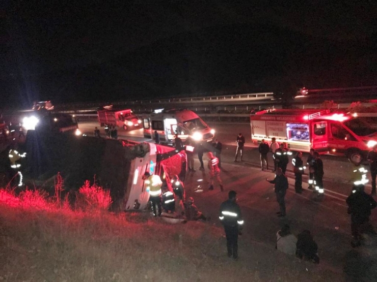 Şoför Kalp Krizi Geçirdi, Yolcu Otobüsü Devrildi: 27 Yaralı