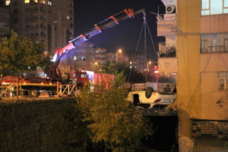 Şanlıurfa’da Otomobil Binanın Bahçesine Düştü: 3’ü Çocuk 5 Yaralı