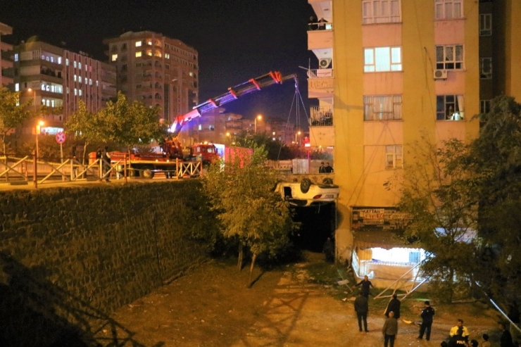 Şanlıurfa’da Otomobil Binanın Bahçesine Düştü: 3’ü Çocuk 5 Yaralı