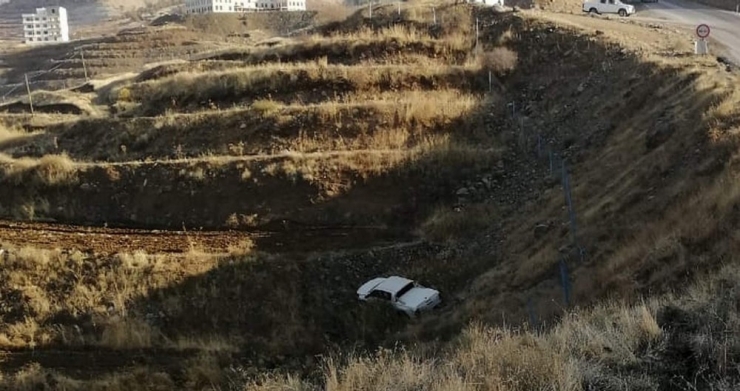 Siirt’te Araç Uçuruma Yuvarlandı: 1 Yaralı