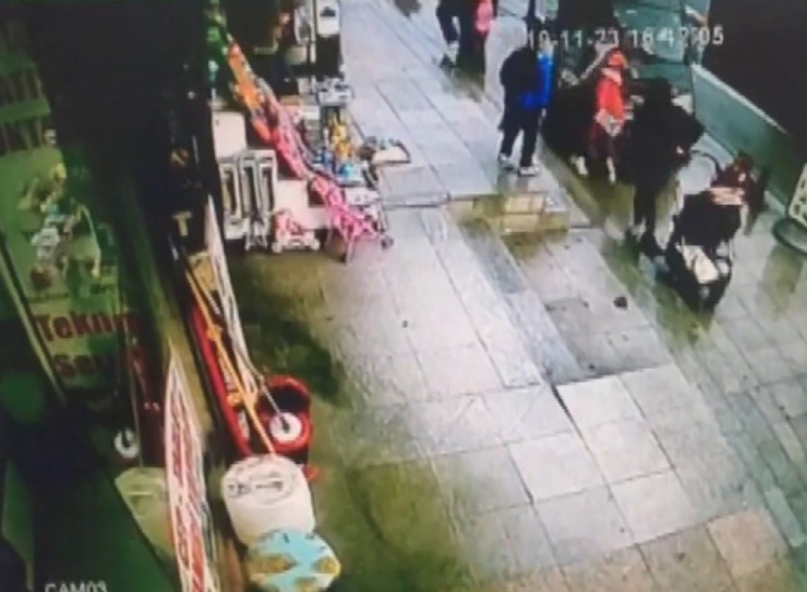 Kontrolden Çıkan Araç Kaldırımdaki Yayaların Arasına Daldı