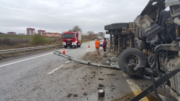 Taş Yüklü Kamyon Devrildi