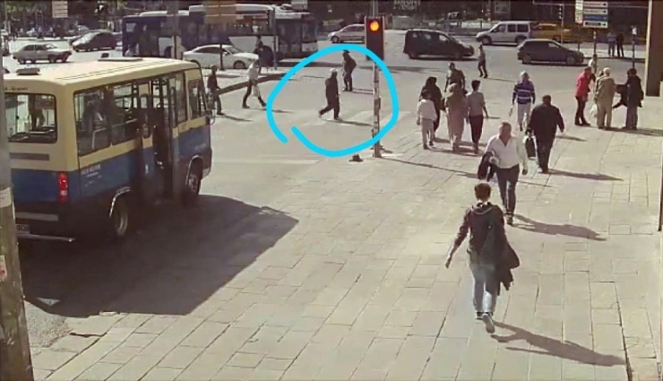 Yere Düşen Yaşlı Amcanın Cebindeki Parayı Çalan Zanlı Yakalandı