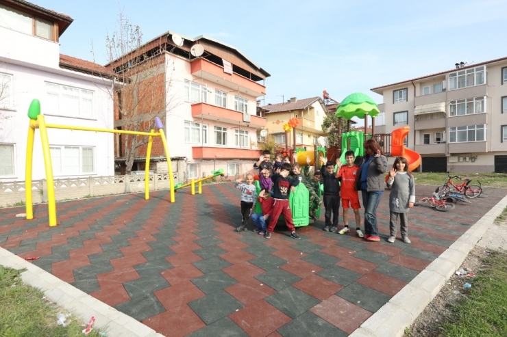 Adapazarı’nda 30 Farklı Bölgeye Yeni Çocuk Parkı