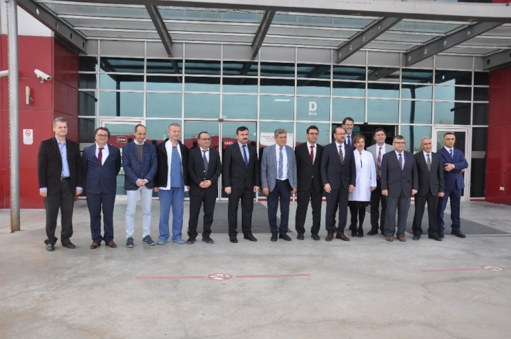 Afsü Rektörü Okumuş: “İlaç Yapabilen Eczacılar Yetiştireceğiz”