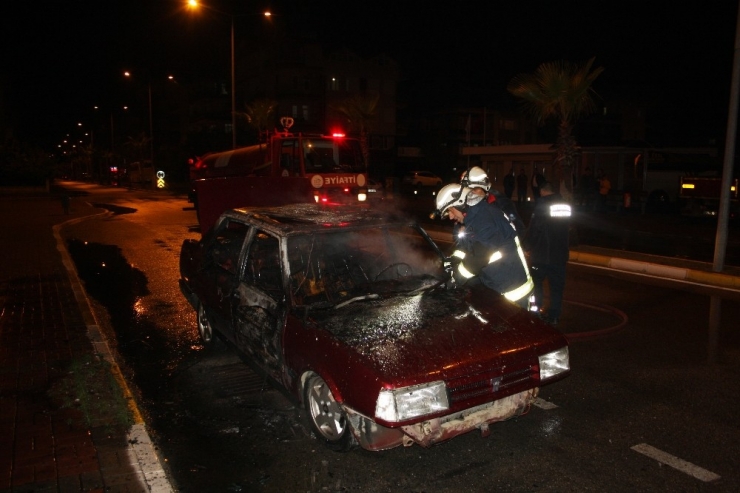 Park Halindeki Otomobil Alev Alev Yandı