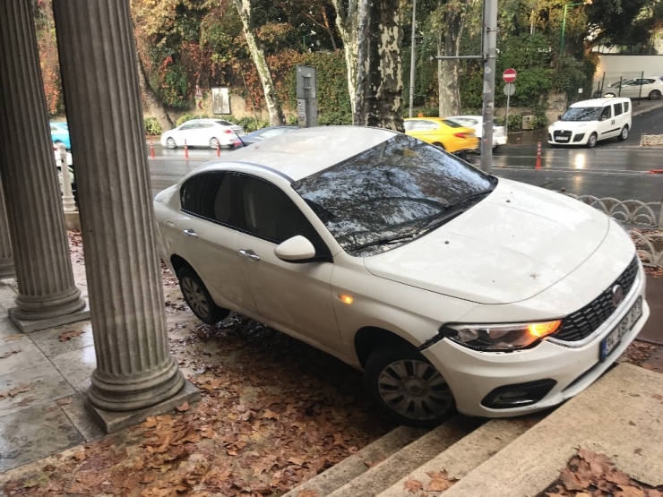 Dolmabahçe Sarayı Önünde İlginç Kaza