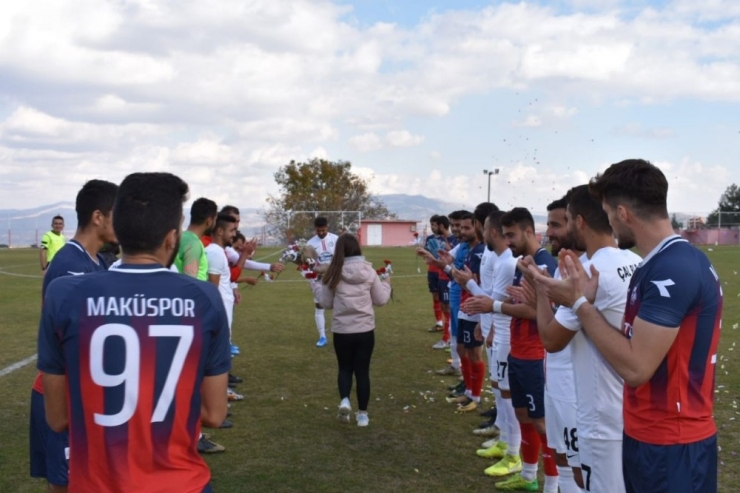 Futbolcudan Kız Arkadaşına Maç Öncesi Sahada Evlilik Teklifi
