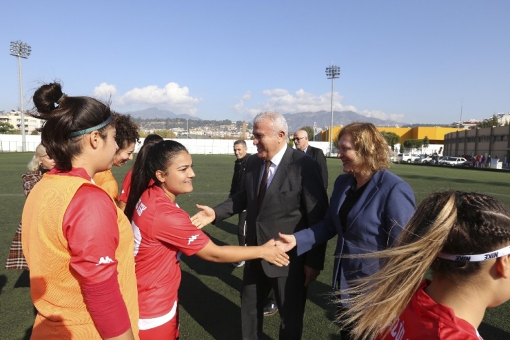 Kadın Futbolculara Başkan Atay’dan Destek