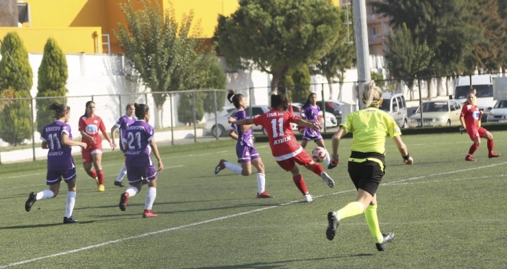 Kadın Futbolculara Başkan Atay’dan Destek