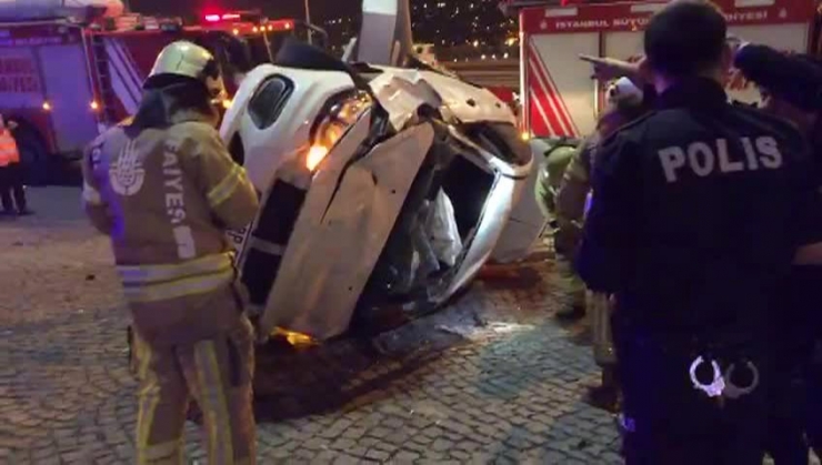 E-5’te Direğe Çarpıp Avm’nin Önünde Devrildi: 1 Yaralı