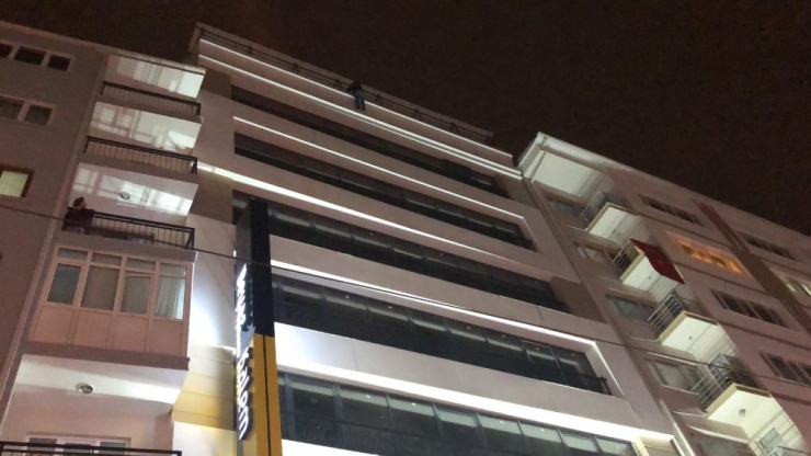 7. Kata Çıkarak İntihara Kalkışan Genci Arkadaşı İkna Etti