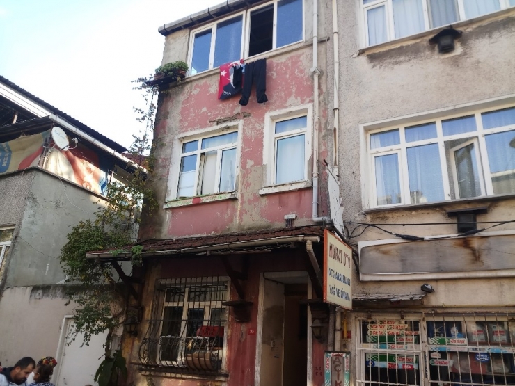 Emekli Başkomiser Silahıyla Kızını Vurdu