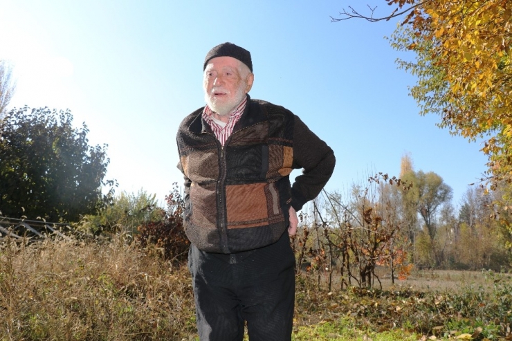 Asırlık Dede Gençlere Taş Çıkartıyor