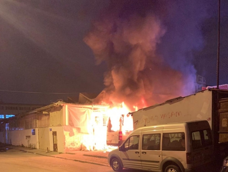 Güngören’de Servis Minibüsü Alev Alev Yandı