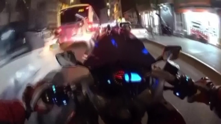 Motosikletlilerin Ölümden Kıl Payı Kurtulduğu Anlar Kamerada