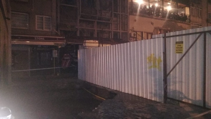 İzmir’de Yol Çöktü: 3 Kişi Çukura Düştü