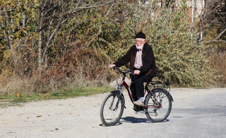 Asırlık Dede Gençlere Taş Çıkartıyor