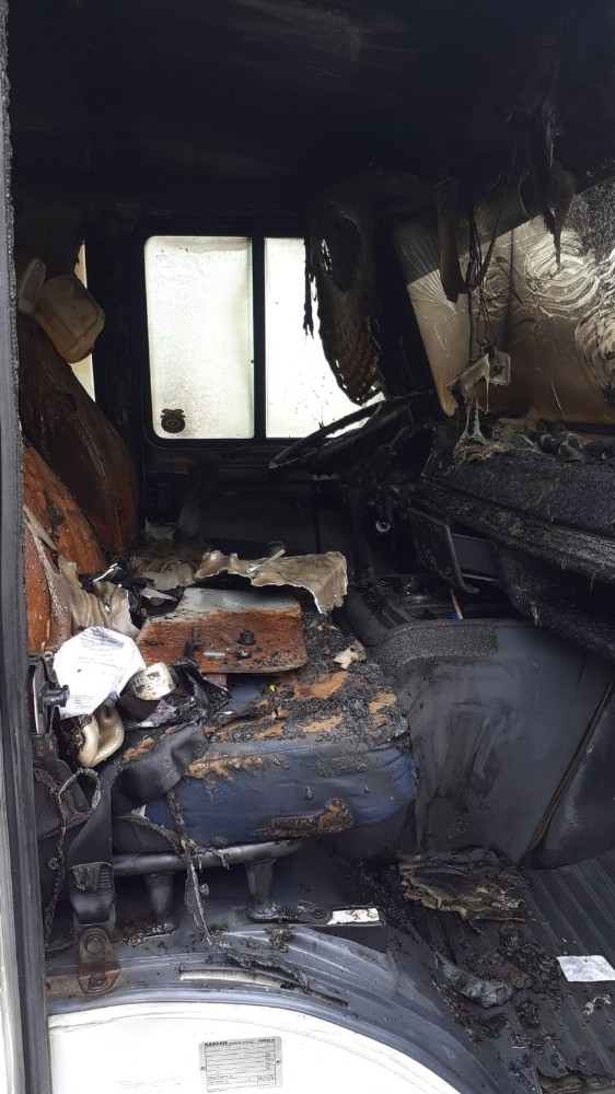 Mersin’de Park Halindeki Öğrenci Minibüsü Kundaklandı