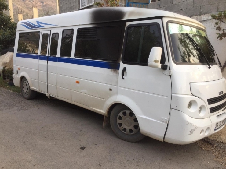 Mersin’de Park Halindeki Öğrenci Minibüsü Kundaklandı