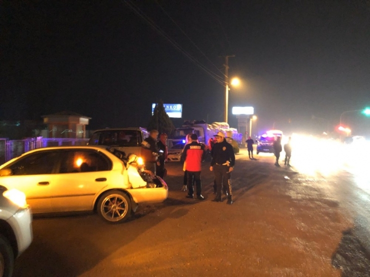 D100 Karayolunda Kamyon Otomobile Arkadan Çarptı: 4 Yaralı