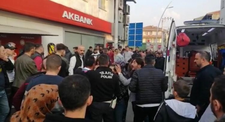 Maddi Hasarlı Kazada Taraflar Arasında Kavga Çıktı: 1 Yaralı