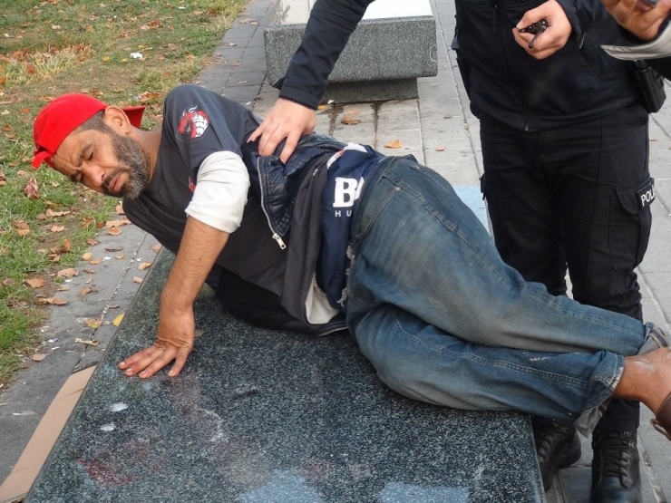 Taksim’de Alkollü Şahıs Kavga Ettiği Kağıt Toplayıcısını Bıçakladı