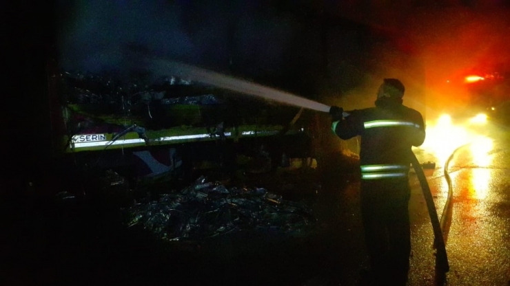 Seyir Halindeki Tırın Dorsesi Yandı