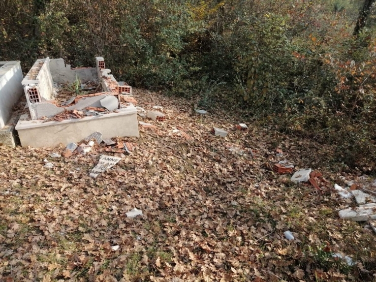 Miras Dağıtımında Haksızlık İddiasıyla, Annesinin Mezar Taşını Parçaladı