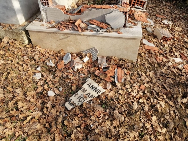 Miras Dağıtımında Haksızlık İddiasıyla, Annesinin Mezar Taşını Parçaladı