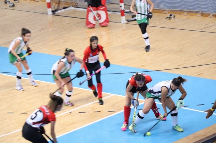 Zonguldak’ta Hokeyin Sultanları 102 Golle Fırtına Estirdi