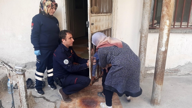 Evde Yalnız Bırakılan Çocuğun Başı Demir Korkuluğa Sıkıştı
