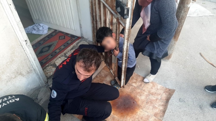 Evde Yalnız Bırakılan Çocuğun Başı Demir Korkuluğa Sıkıştı