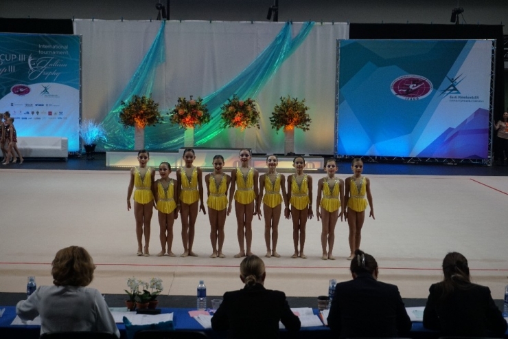 Estetik Cimnastikçiler Macaristan’dan Madalyayla Döndü