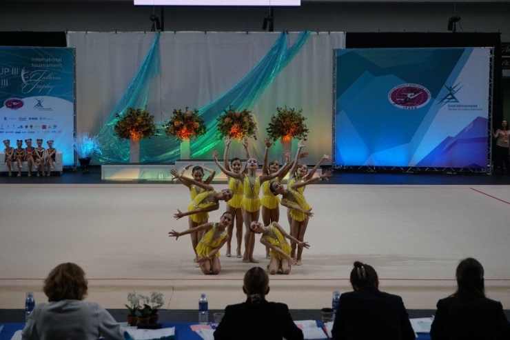 Estetik Cimnastikçiler Macaristan’dan Madalyayla Döndü