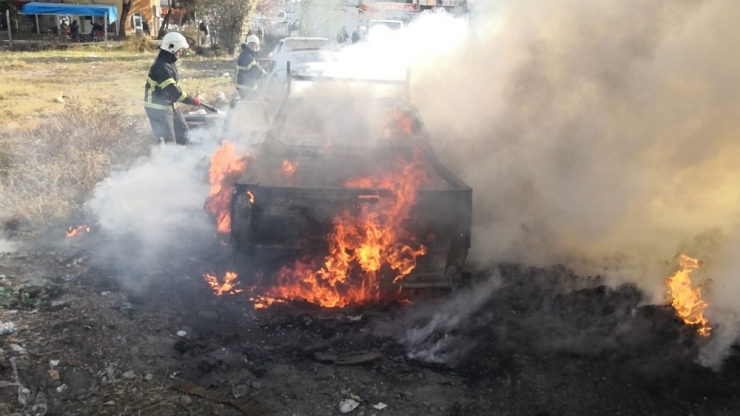 Aksaray’da İki Hurda Araç Alev Alev Yandı