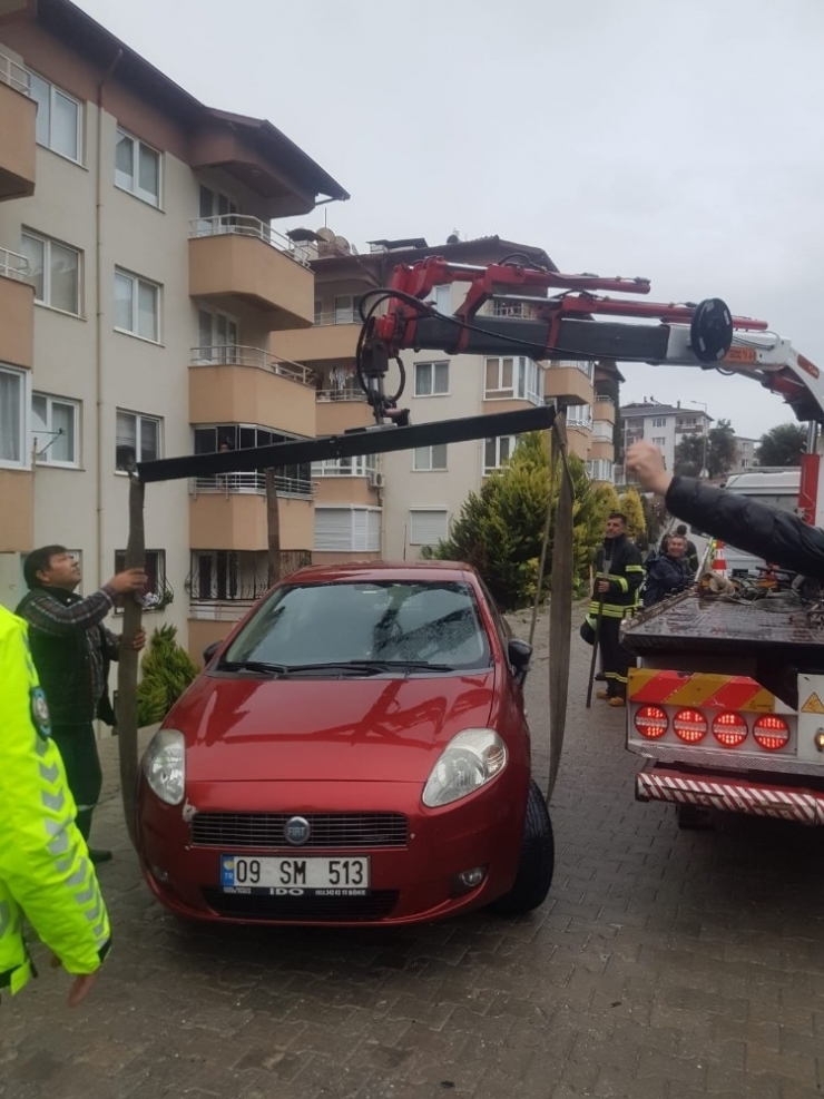 Kuşadası’nda İstinat Duvarı Çöktü