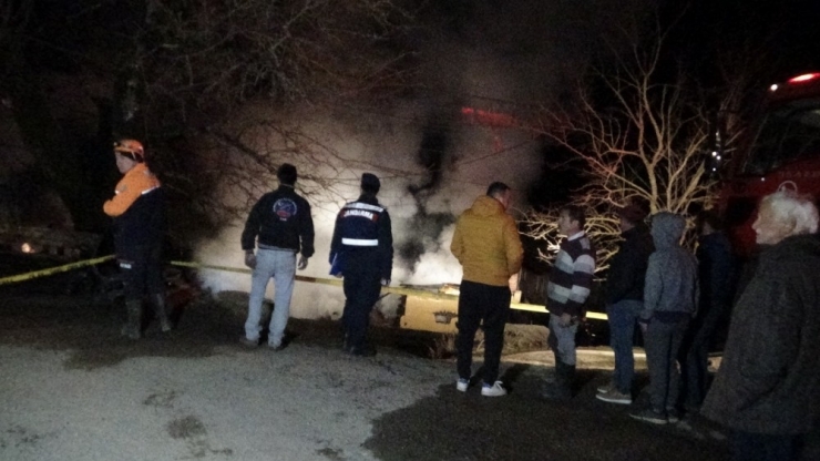 Bartın’da 2 Ev Çıkan Yangında Küle Döndü