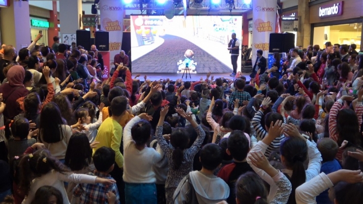 Rafadan Tayfa’yı Karşılarında Gören Çocuklar Çılgınca Eğlendi