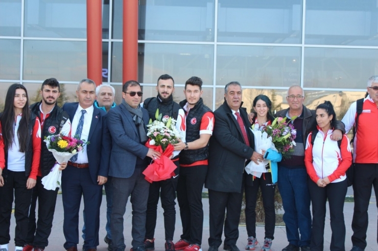 Curling Milli Takımı’na Davul Zurnalı Karşılama