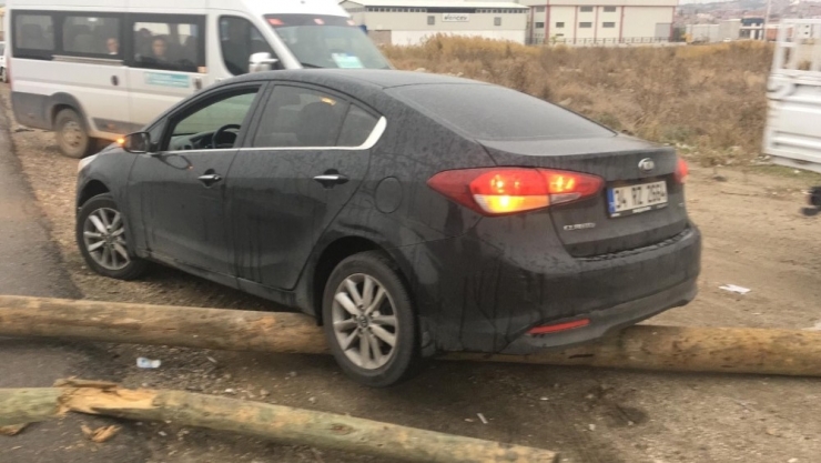 Tırın Dorse Kapağı Açılınca Taşıdığı Tomruklar Yola Savruldu