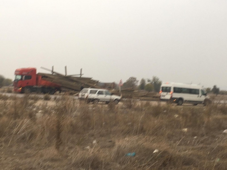 Tırın Dorse Kapağı Açılınca Taşıdığı Tomruklar Yola Savruldu