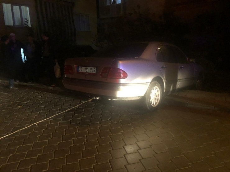 Otomobil Tel Çitleri Yıkıp Bahçeye Girdi