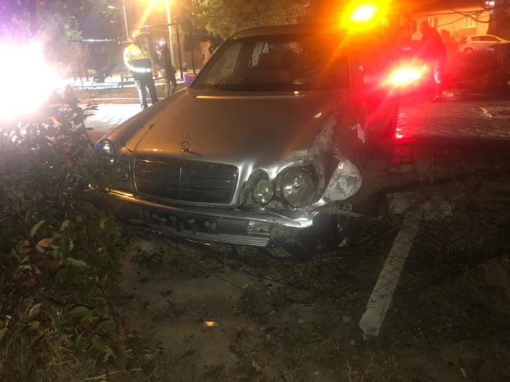 Otomobil Tel Çitleri Yıkıp Bahçeye Girdi