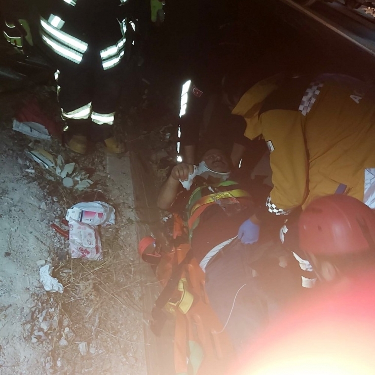 Kontrolden Çıkan Kamyonet Devrildi: 2 Yaralı