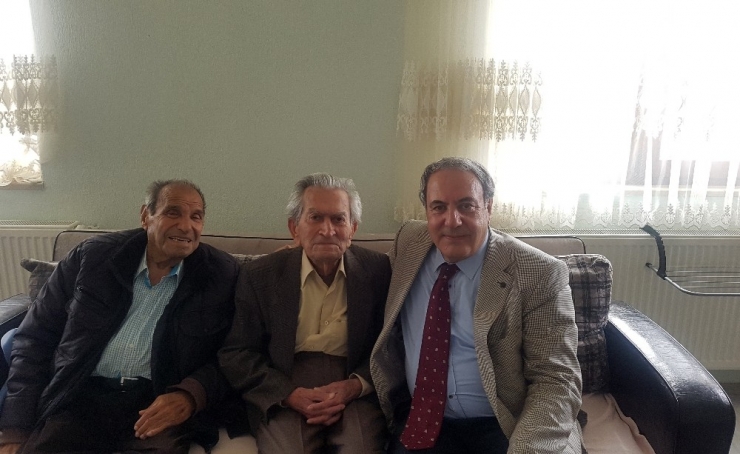 70 Yıl Sonra Dedektif Gibi İz Sürüp Öğretmenini Buldu