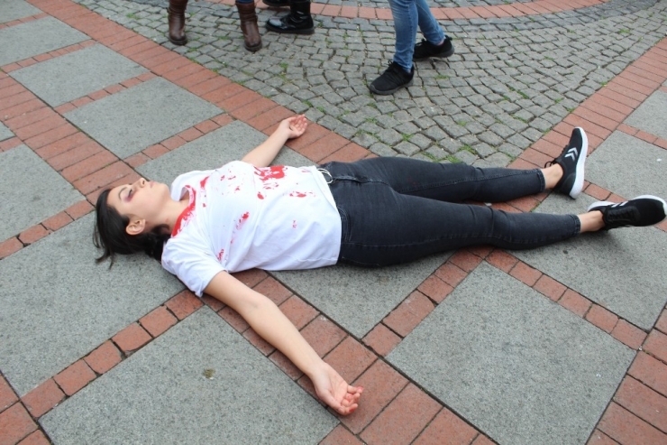 Kadına Şiddet Tiyatrosu Ağlattı