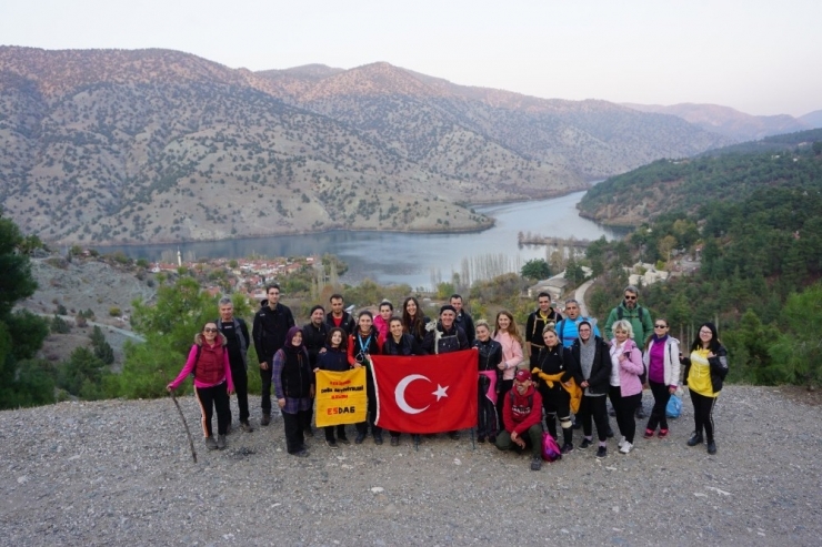 Öğretmenler Günü’nü 16 Kilometrelik Yürüyüş İle Kutladılar