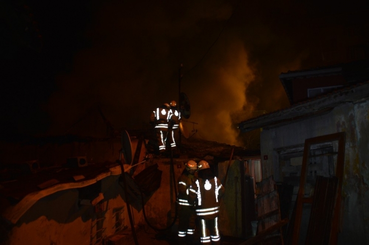 Eyüpsultan’da İki Katlı Bir Gecekondu Çıkan Yangında Kül Oldu