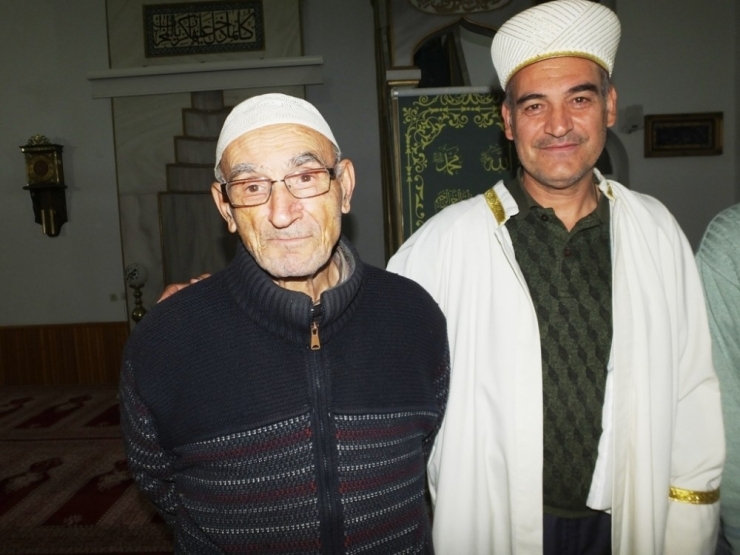 83’lük Dede 34 Yıldır Gönüllü Müezzinlik Yapıyor